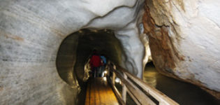Jaskinie